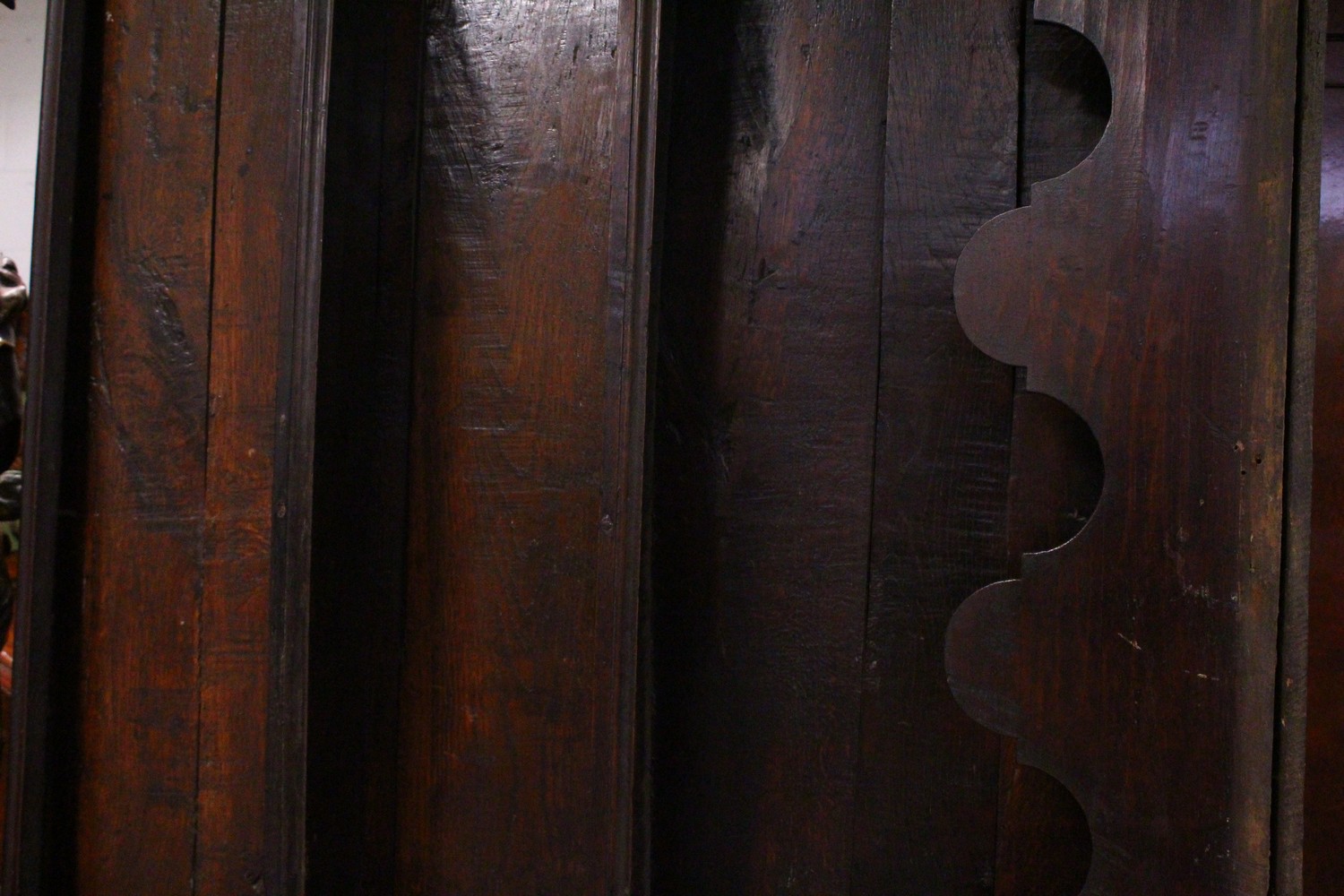 AN EARLY 17TH CENTURY OAK DRESSER, the upper section with shaped pelmet, and two shelves, the twin - Image 6 of 6