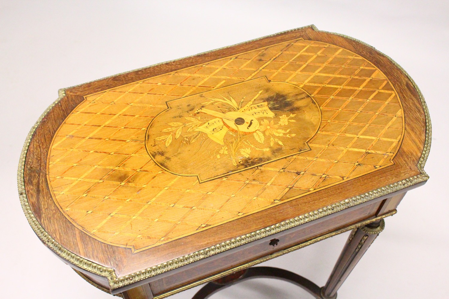 A 19TH CENTURY FRENCH KINGWOOD AND MARQUETRY INLAID DRESSING / WORK TABLE, the shaped rising top - Image 2 of 10