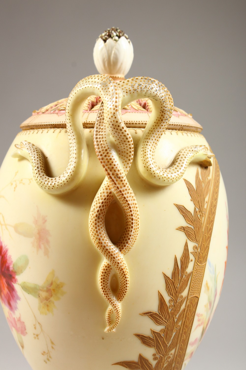 A BLUSH IVORY PORCELAIN TWIN HANDLED POT POURRI VASE, painted with floral sprays, serpentine handles - Image 5 of 7
