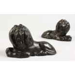 A SMALL PAIR OF GEORGIAN BRONZE LIONS. 5.5ins long.