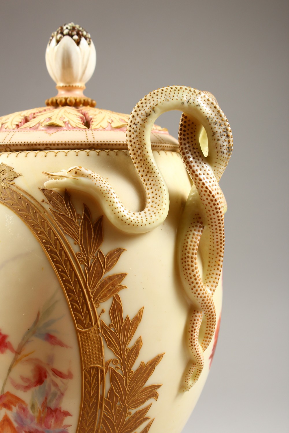 A BLUSH IVORY PORCELAIN TWIN HANDLED POT POURRI VASE, painted with floral sprays, serpentine handles - Image 3 of 7