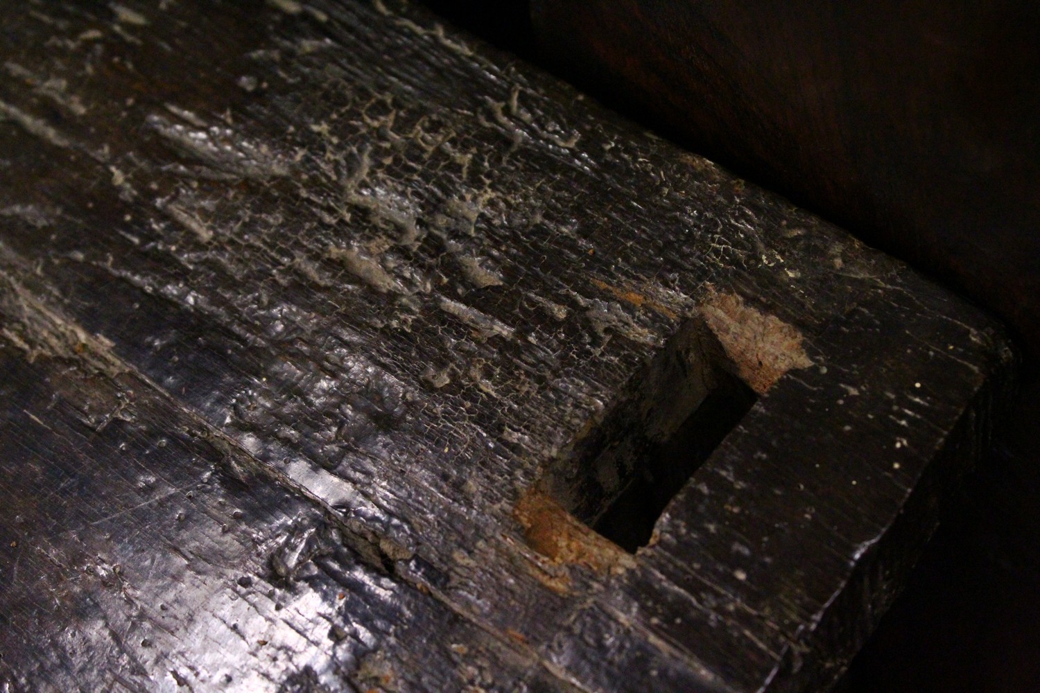 AN EARLY 17TH CENTURY OAK DRESSER, the upper section with shaped pelmet, and two shelves, the twin - Image 5 of 6