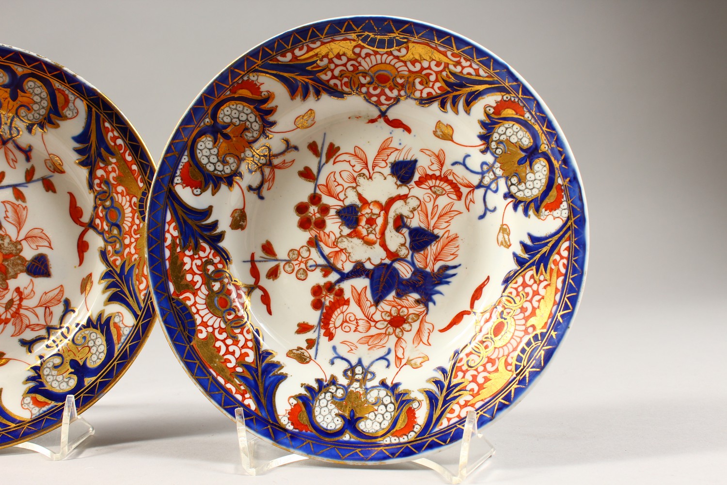 A PAIR OF CROWN DERBY ROUGE DE FER PLATES. 6.5ins diameter. - Image 6 of 9