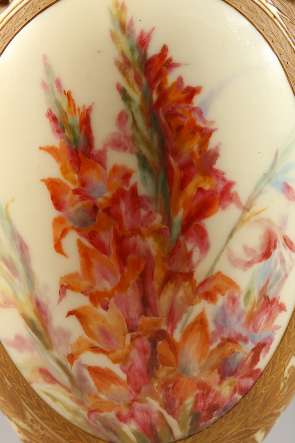 A BLUSH IVORY PORCELAIN TWIN HANDLED POT POURRI VASE, painted with floral sprays, serpentine handles - Image 2 of 7