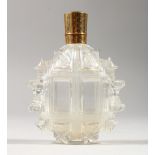 A CUT GLASS AND GOLD TOP SCENT BOTTLE.