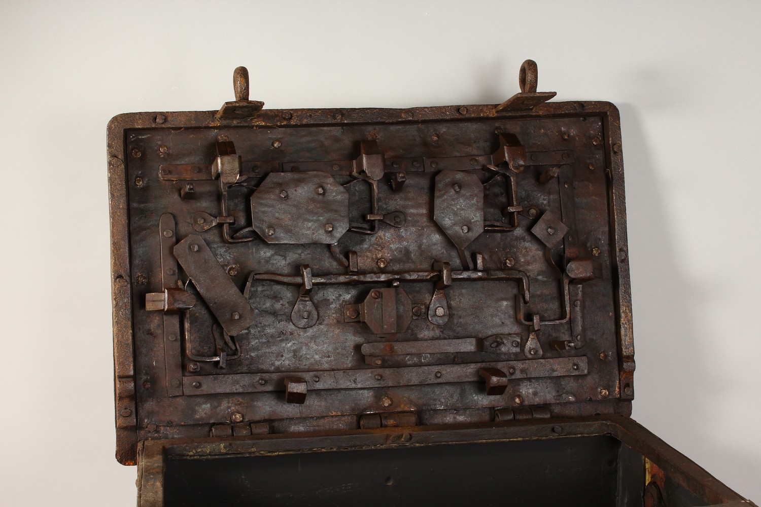 A 17TH CENTURY WROUGHT IRON "ARMADA" CHEST, the lid fitted with a multi point lock, the body with - Image 10 of 19