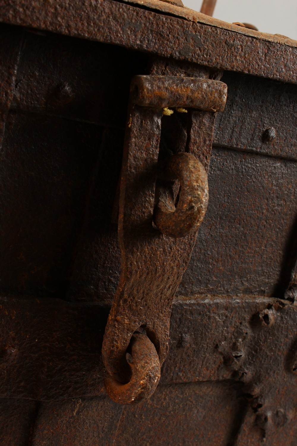 A 17TH CENTURY WROUGHT IRON "ARMADA" CHEST, the lid fitted with a multi point lock, the body with - Image 4 of 19