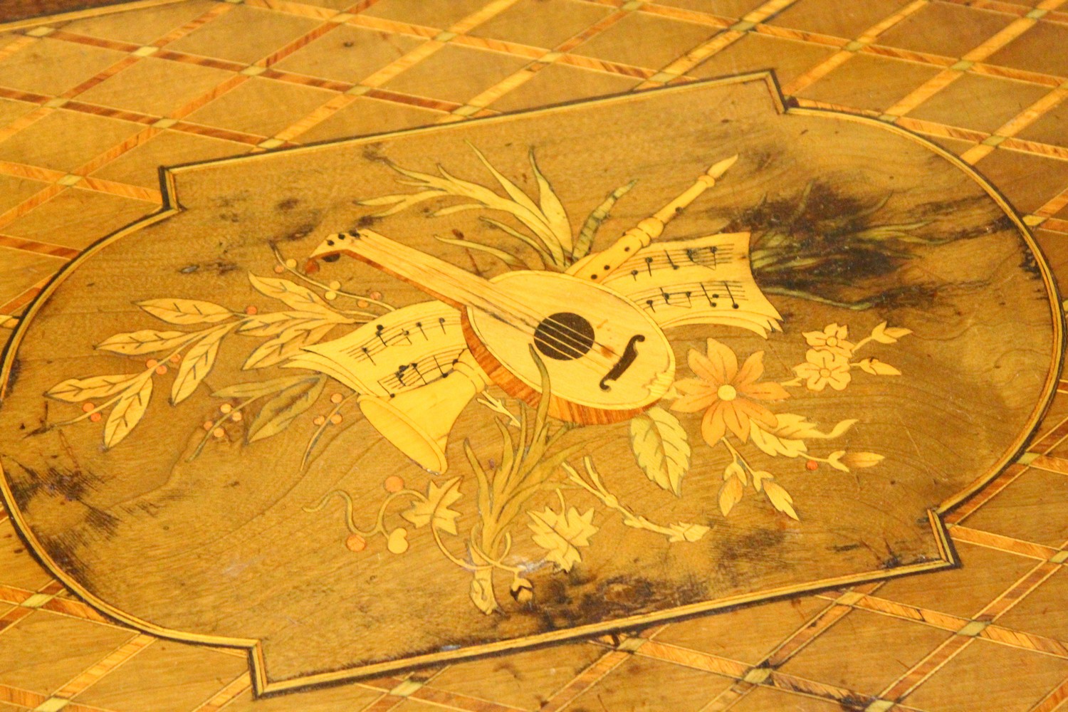 A 19TH CENTURY FRENCH KINGWOOD AND MARQUETRY INLAID DRESSING / WORK TABLE, the shaped rising top - Image 3 of 10