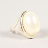 A SILVER AND PEARL RING.