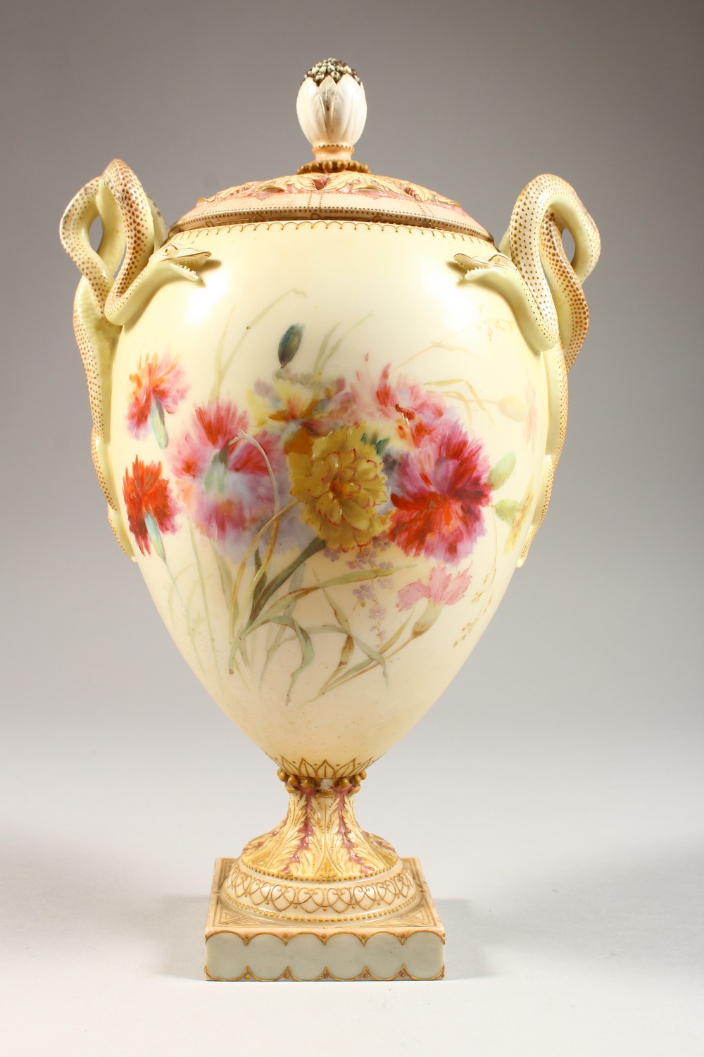 A BLUSH IVORY PORCELAIN TWIN HANDLED POT POURRI VASE, painted with floral sprays, serpentine handles - Image 4 of 7