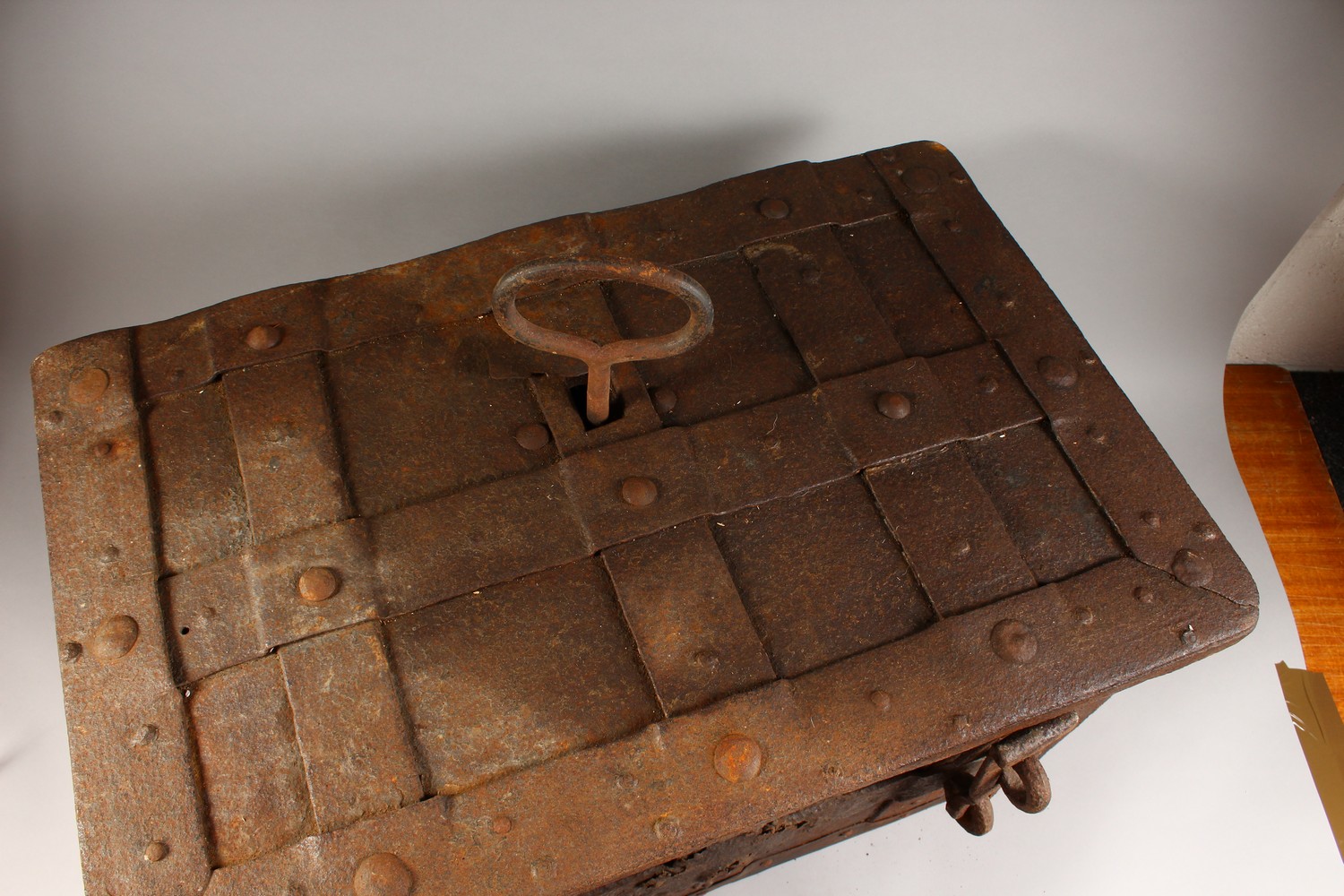 A 17TH CENTURY WROUGHT IRON "ARMADA" CHEST, the lid fitted with a multi point lock, the body with - Image 5 of 19