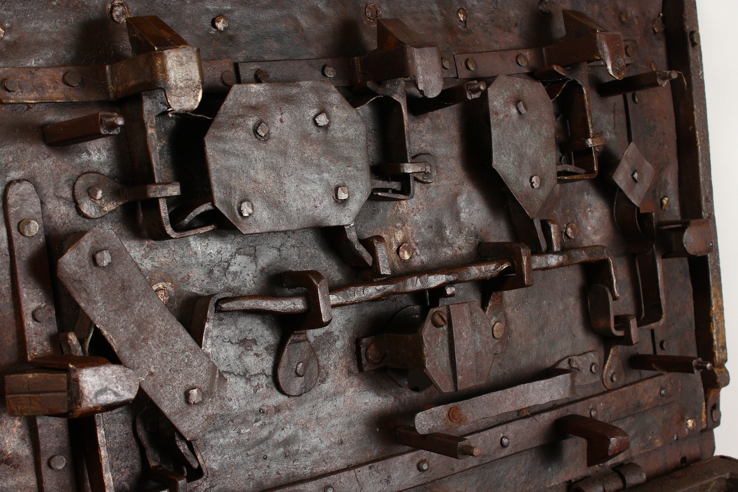 A 17TH CENTURY WROUGHT IRON "ARMADA" CHEST, the lid fitted with a multi point lock, the body with - Image 16 of 19