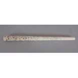 A GOOD QUALITY 19TH CENTURY CHINESE CANTON IVORY PARASOL HANDLE, densely carved with overlapping