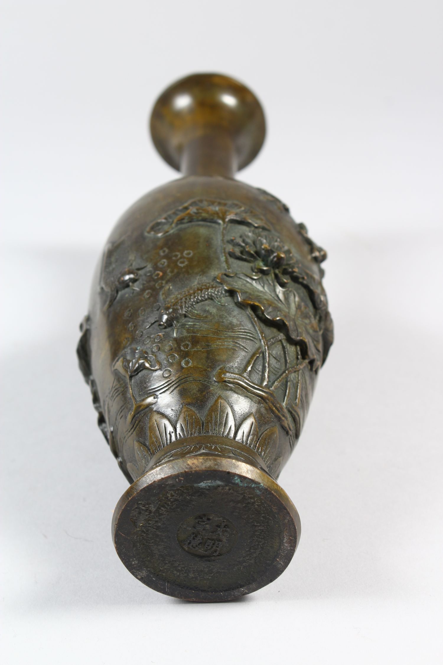 A SLENDER CHINESE BRONZE BOTTLE SHAPED PORCELAIN VASE, with scenes of koi carp, dragonflies - Image 7 of 8