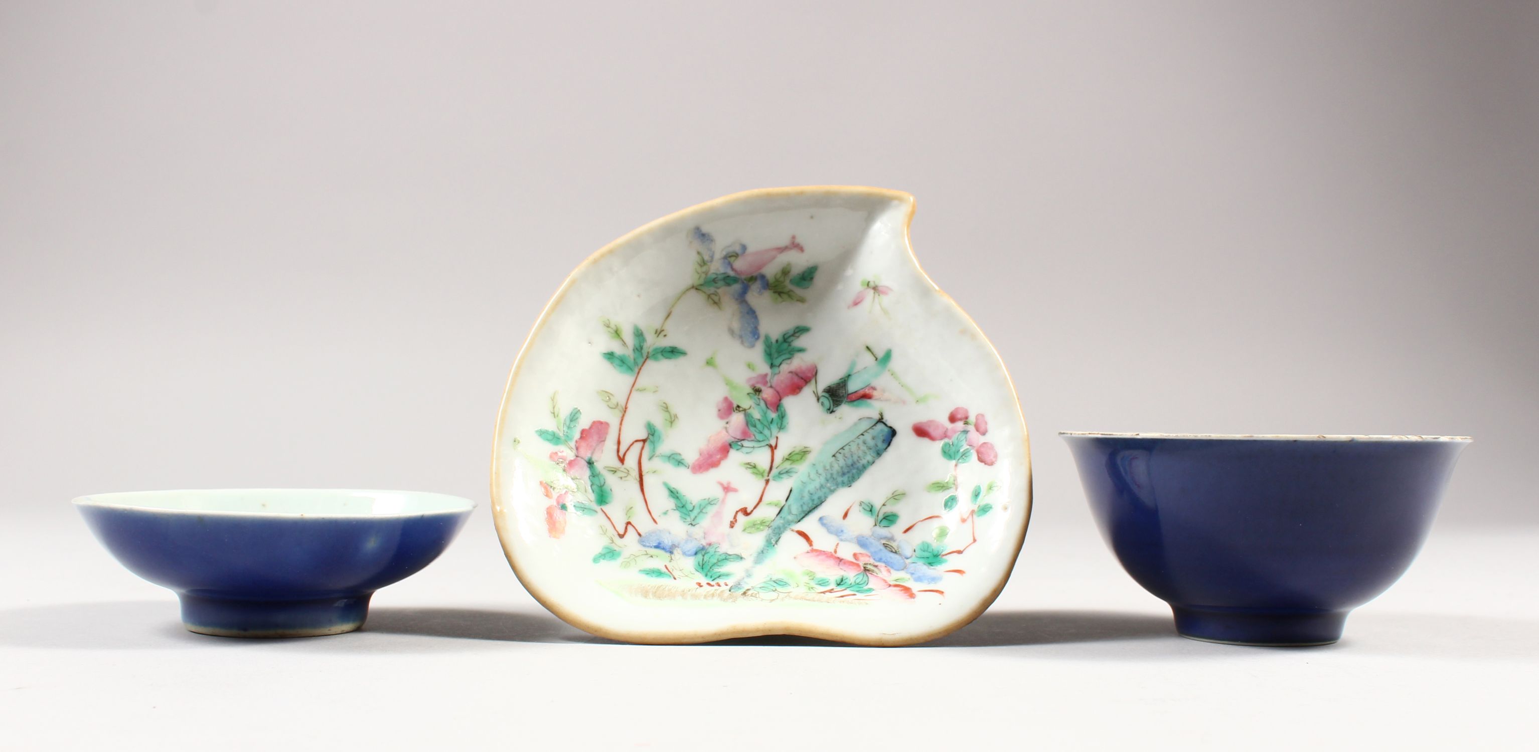 A CHINESE TONGZHI MARK & PERIOD FAMILLE ROSE PORCELAIN FOOTED LEAF DISH, painted with a cricket,