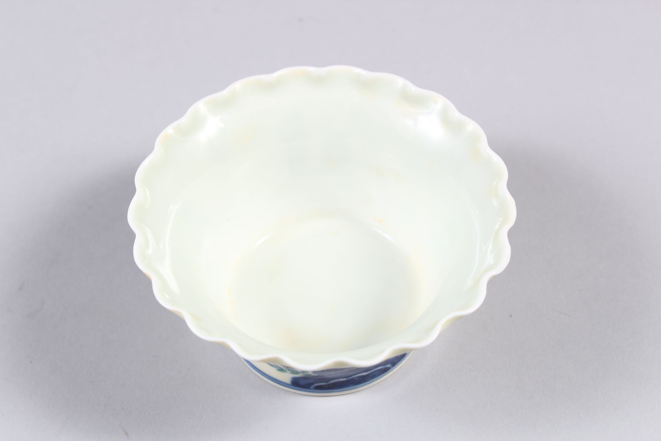 A CHINESE DOUCAI PORCELAIN BOWL, with pleated rim, decorated with roosters and flora, six- - Image 5 of 7