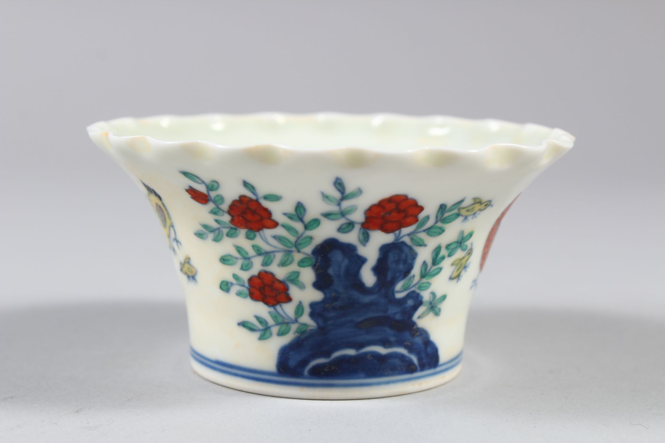 A CHINESE DOUCAI PORCELAIN BOWL, with pleated rim, decorated with roosters and flora, six- - Image 4 of 7