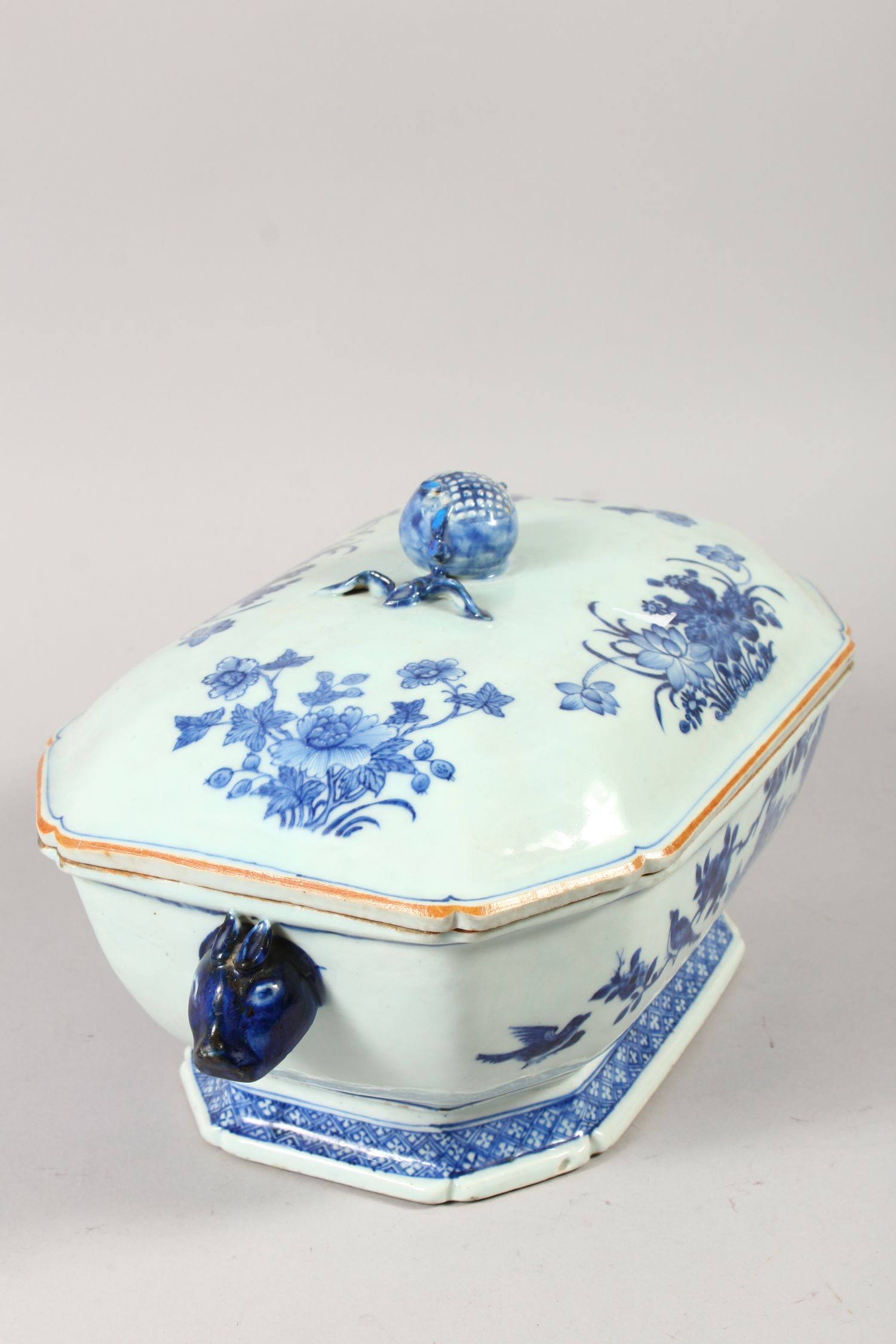 AN 18TH CENTURY CHINESE QIANLONG PERIOD BLUE & WHITE PORCELAIN TUREEN & COVER, of chamfered - Image 2 of 6