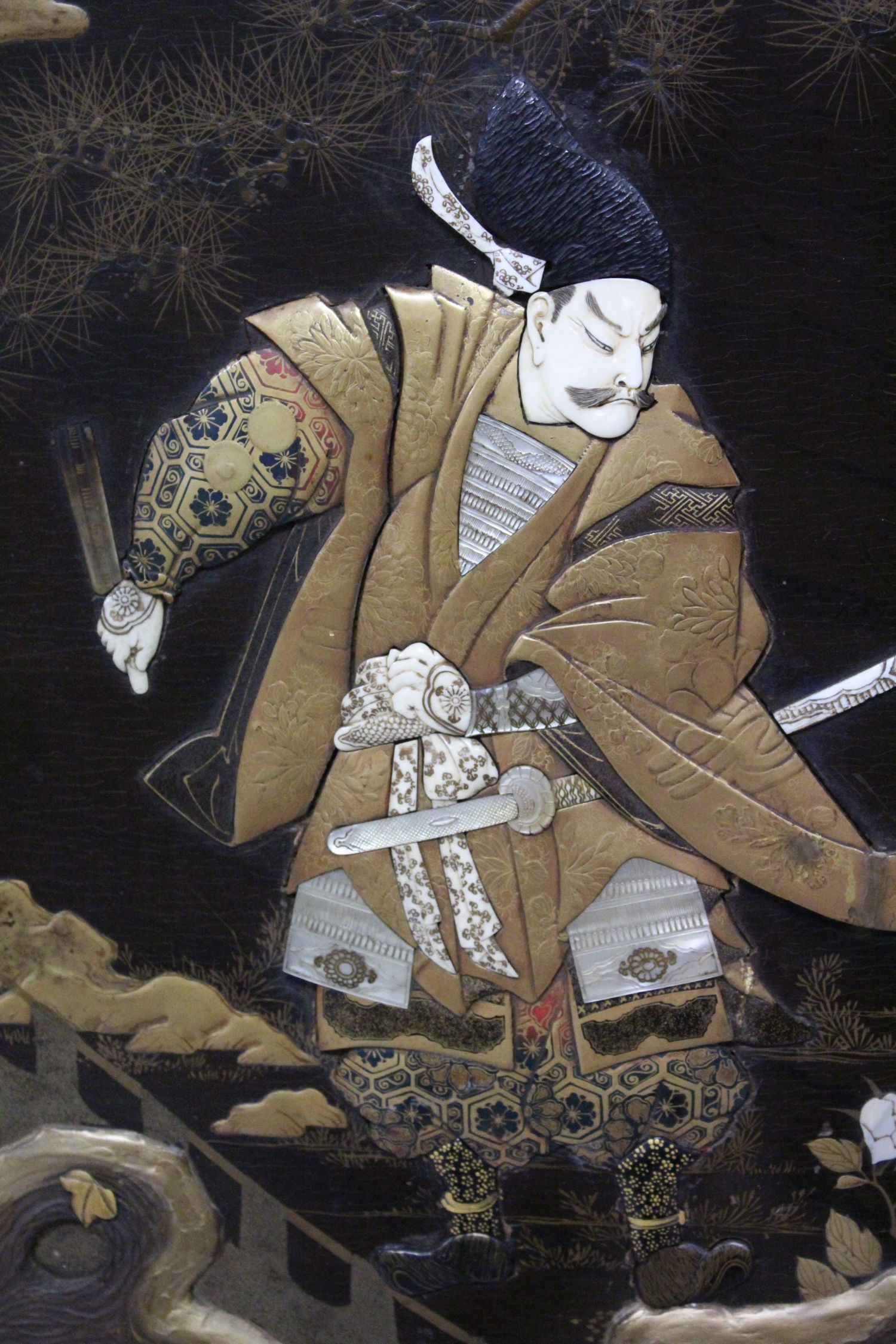 A GOOD JAPANESE MEIJI PERIOD FRAMED GOLD LACQUER & SHIBAYAMA PANEL, the lacquer panel decorated with - Image 4 of 8