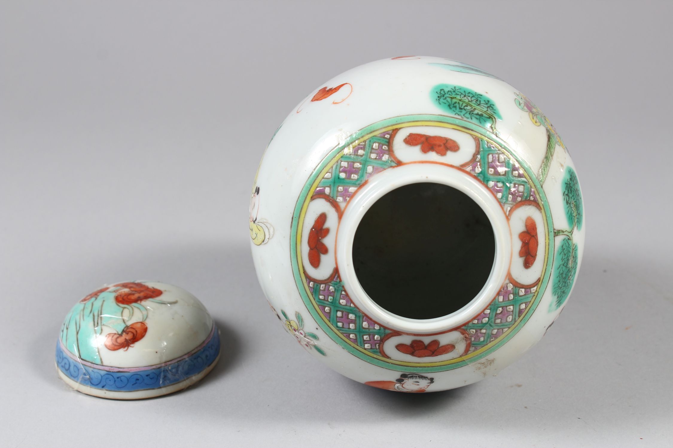 A CHINESE WUCAI GINGER JAR WITH COVER, decorated with parading people, surrounding a fishbowl - Image 5 of 6