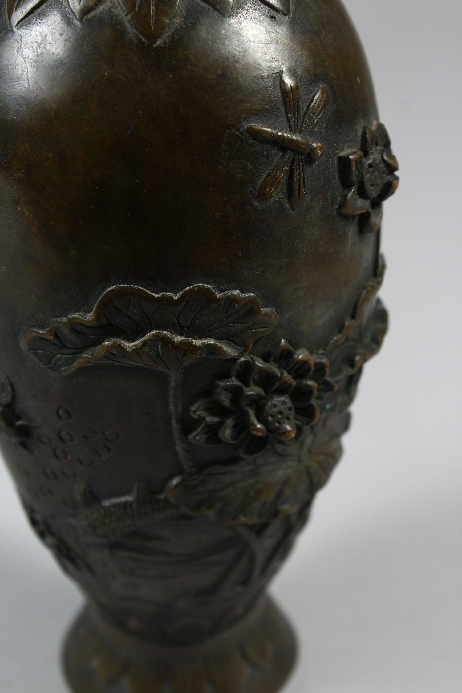 A SLENDER CHINESE BRONZE BOTTLE SHAPED PORCELAIN VASE, with scenes of koi carp, dragonflies - Image 6 of 8