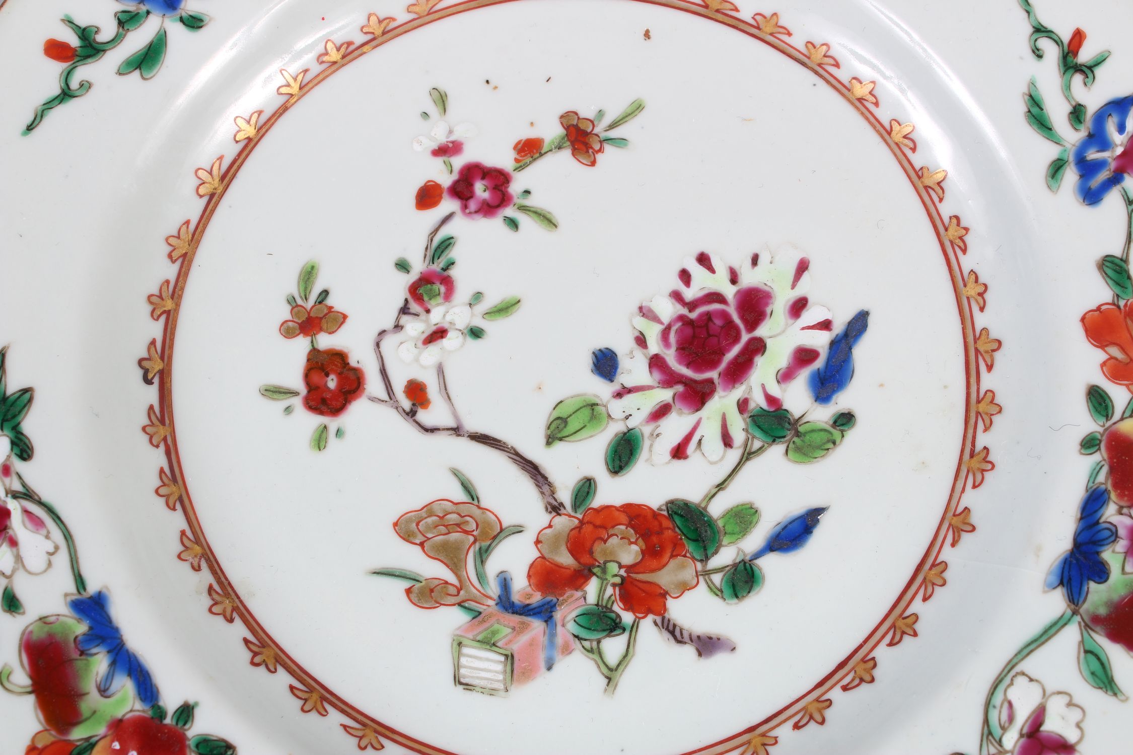 A CHINESE 18TH CENTURY QIAN LONG PORCELAIN PLATE, decorated with colourful floral sprays, 23cm - Image 2 of 4