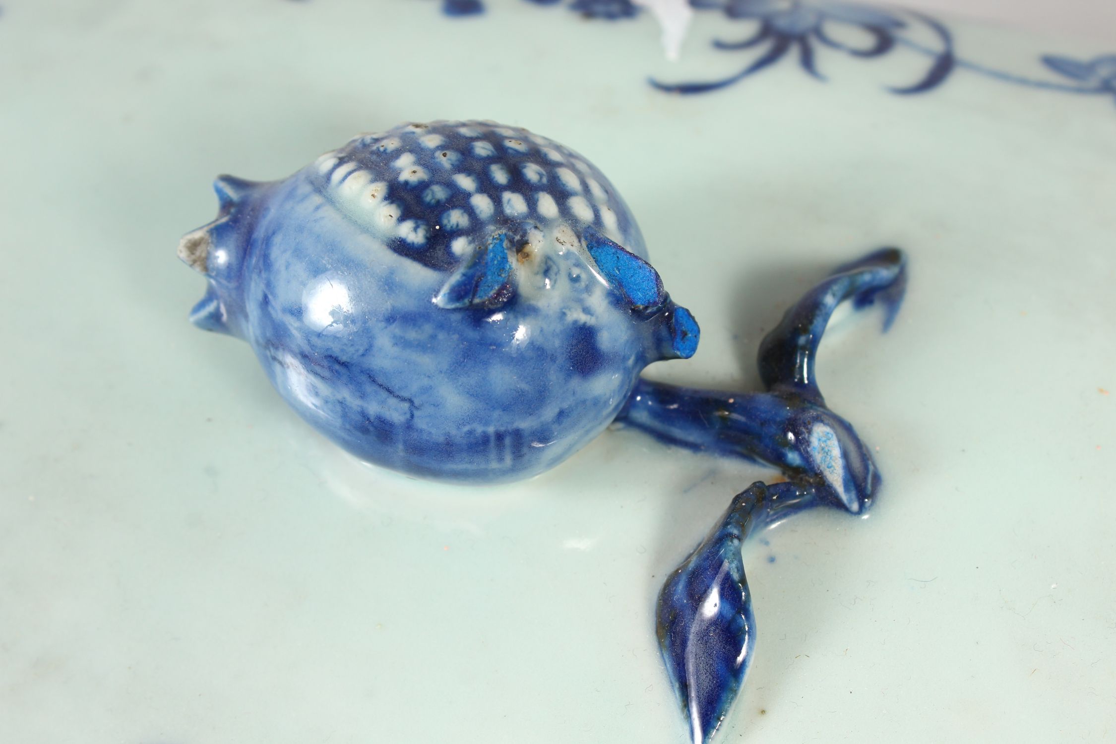 AN 18TH CENTURY CHINESE QIANLONG PERIOD BLUE & WHITE PORCELAIN TUREEN & COVER, of chamfered - Image 6 of 6