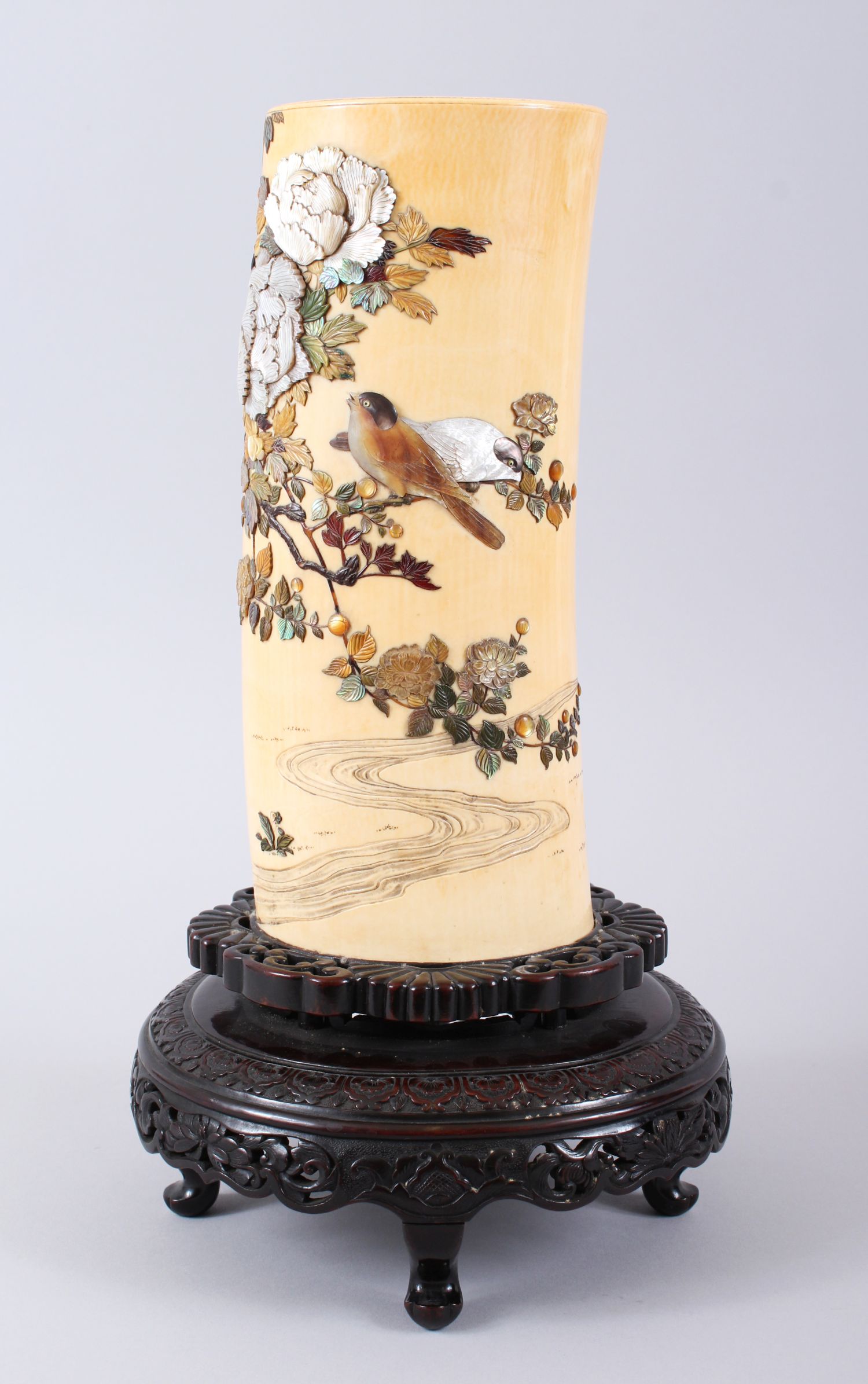 A FINE QUALITY JAPANESE MEIJI PERIOD CARVED IVORY & SHIBAYAMA TUSK VASE ON STAND, profusely