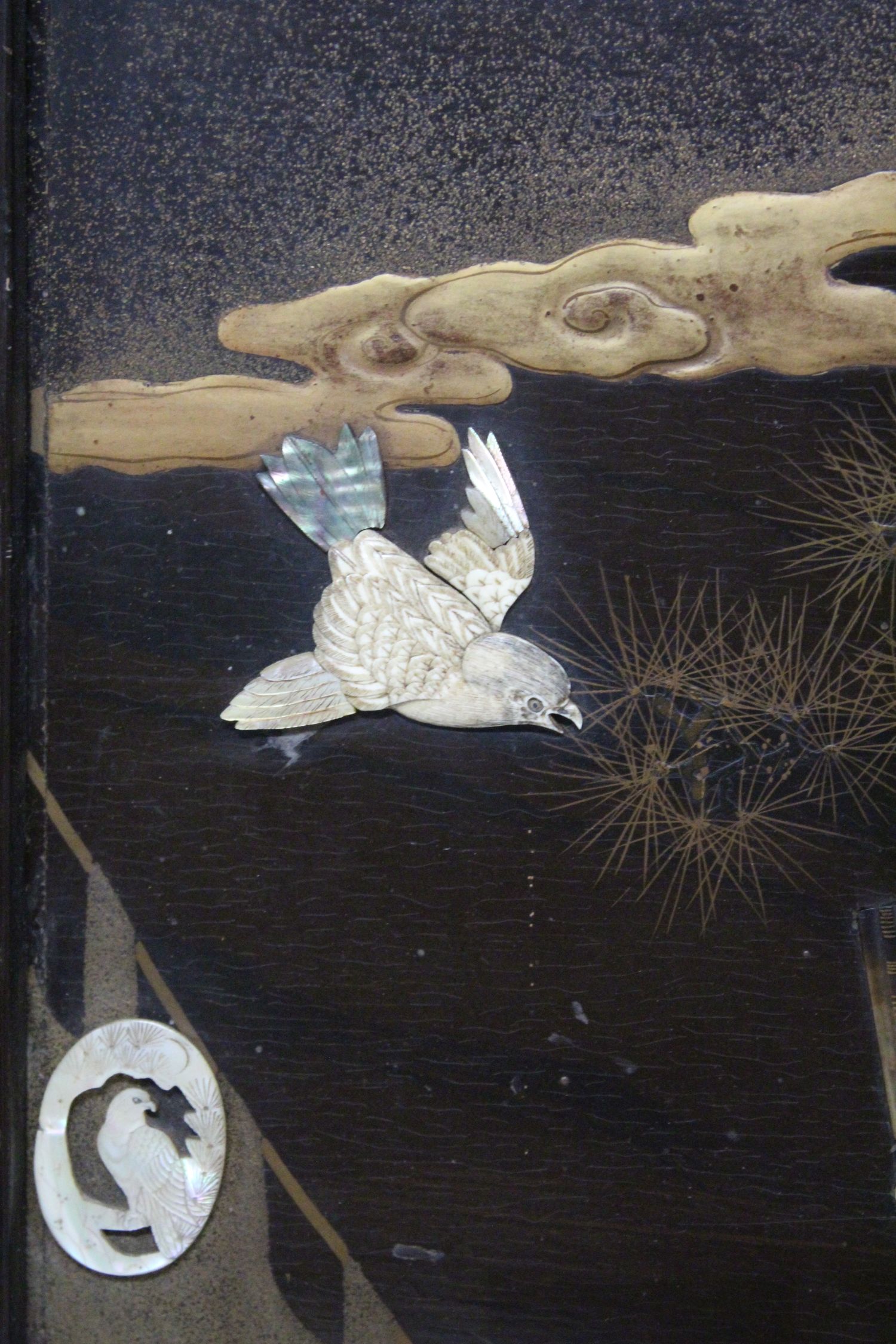 A GOOD JAPANESE MEIJI PERIOD FRAMED GOLD LACQUER & SHIBAYAMA PANEL, the lacquer panel decorated with - Image 7 of 8