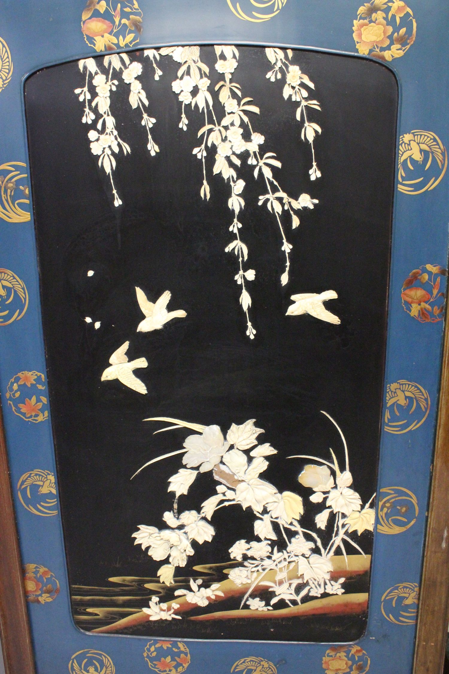 A LARGE JAPANESE MEIJI PERIOD TWO-FOLD HARDWOOD & SHIBAYAMA SCREEN, the panels decorated in high - Image 3 of 9