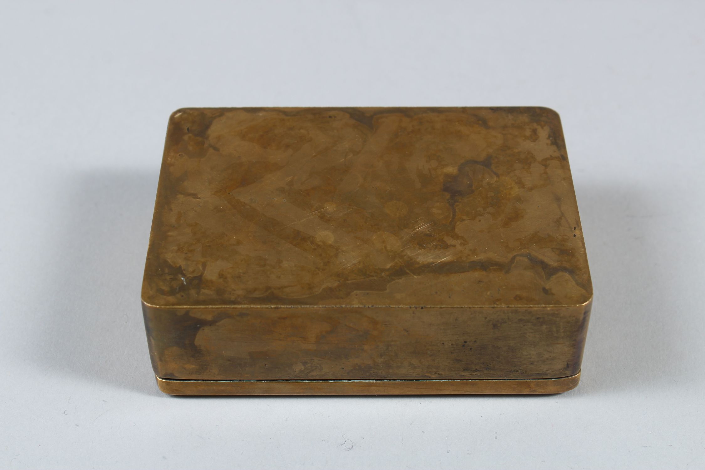 A CHINESE BRONZE INK BOX, WITH CARVED AND SIGNED LID, with scenes of warriors around trees, 10cm - Image 3 of 4