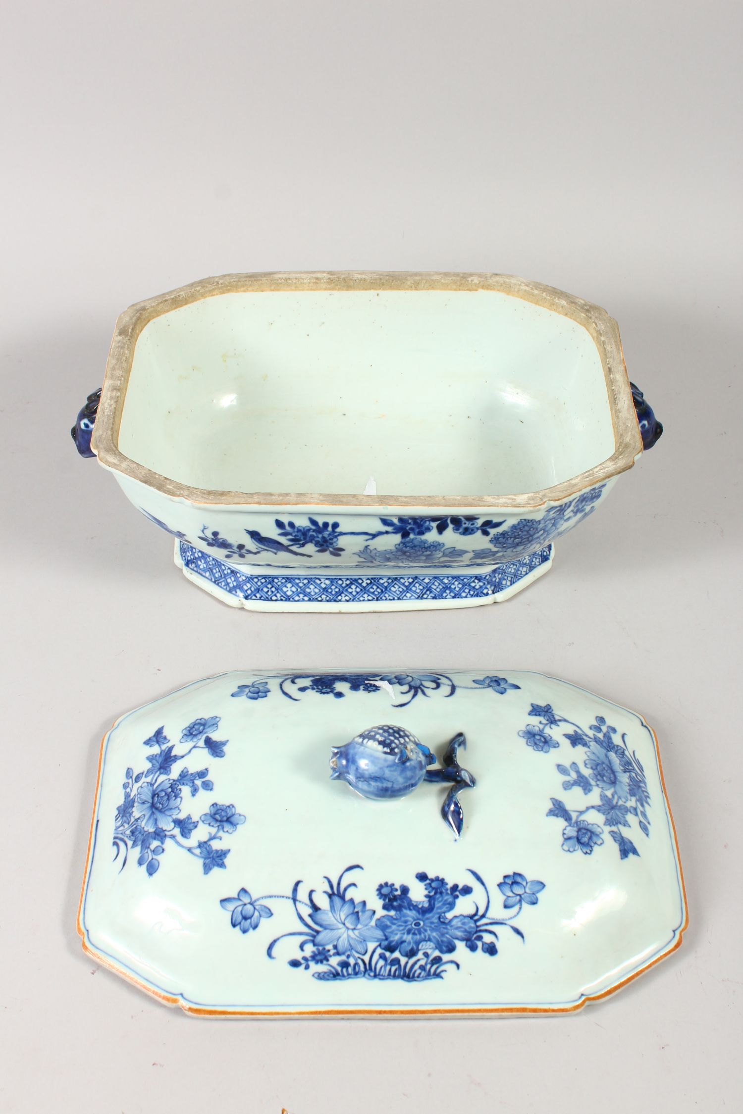 AN 18TH CENTURY CHINESE QIANLONG PERIOD BLUE & WHITE PORCELAIN TUREEN & COVER, of chamfered - Image 5 of 6