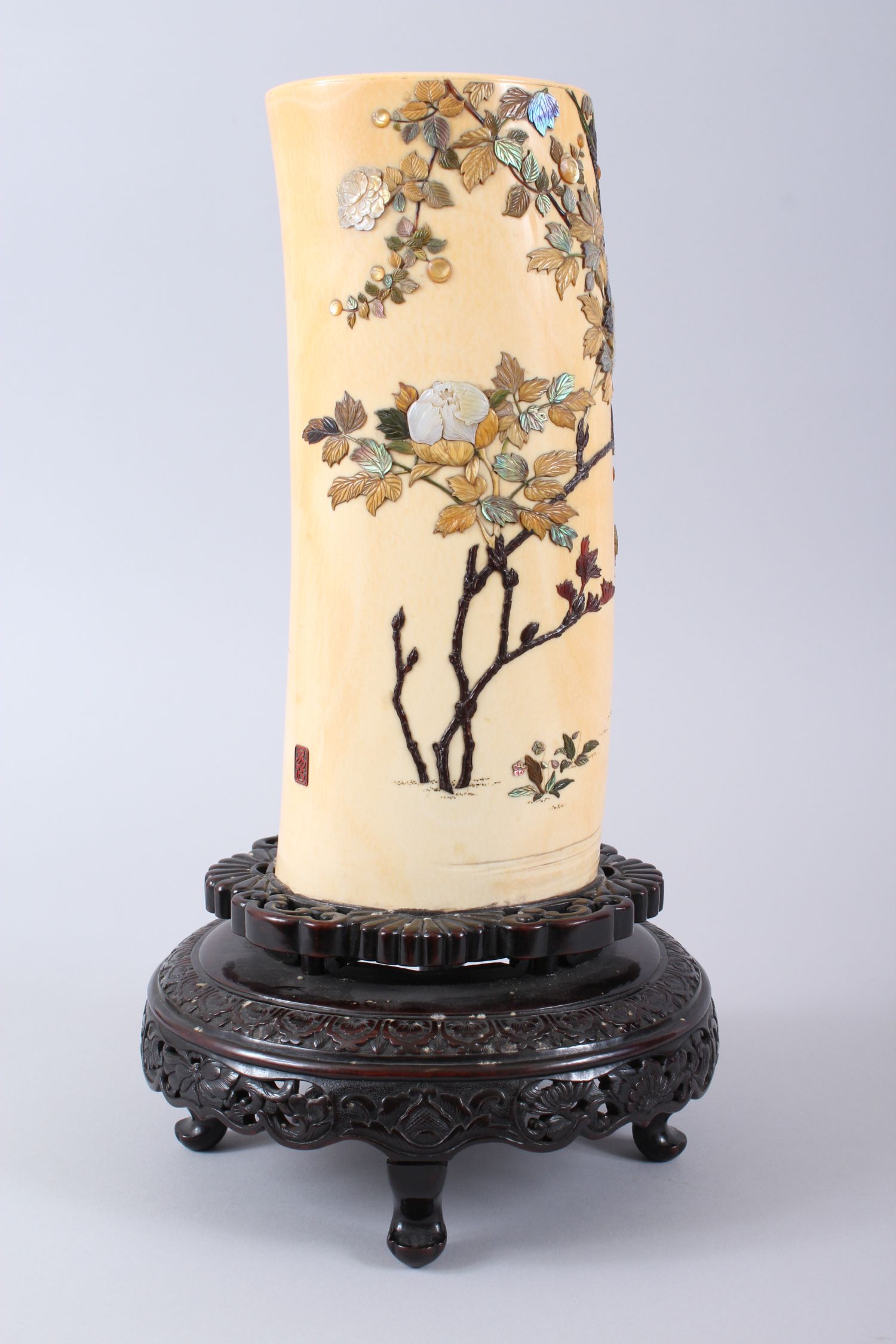 A FINE QUALITY JAPANESE MEIJI PERIOD CARVED IVORY & SHIBAYAMA TUSK VASE ON STAND, profusely - Image 3 of 9