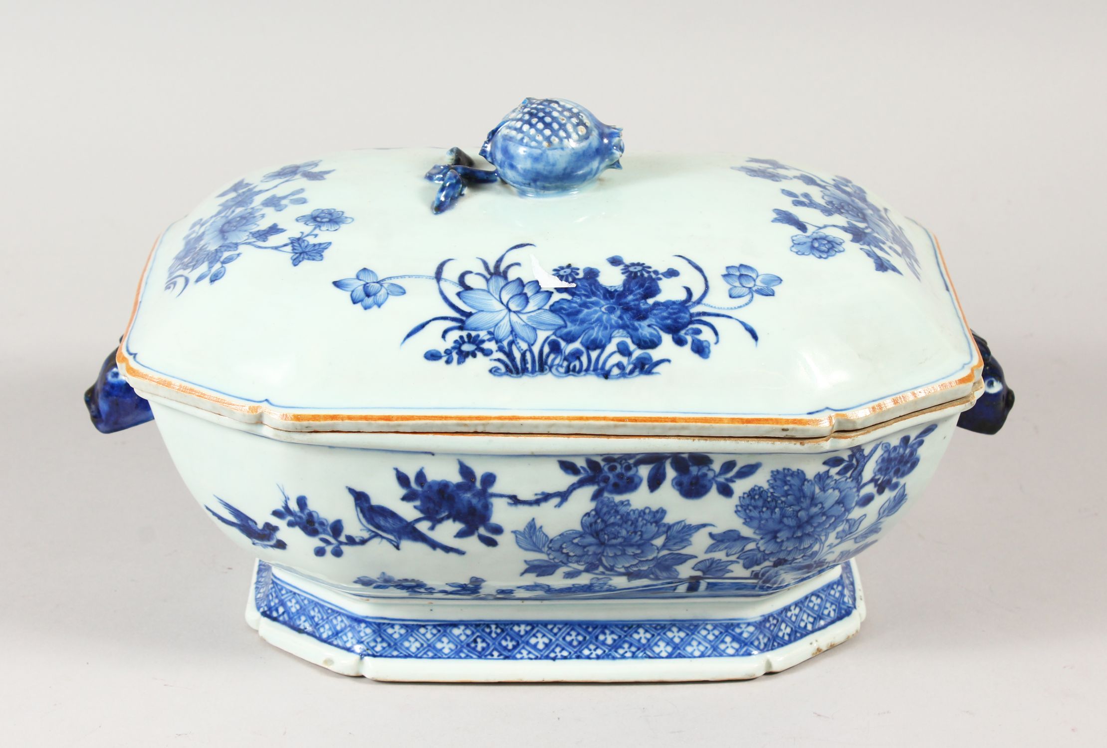 AN 18TH CENTURY CHINESE QIANLONG PERIOD BLUE & WHITE PORCELAIN TUREEN & COVER, of chamfered