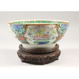 A GOOD LATE 19TH / EARLY 20TH CENTURY CHINESE FAMILLE VERTE PORCELAIN BOWL, panels of painted