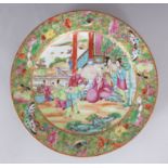 A 19TH CENTURY CHINESE CANTON PORCELAIN PLATE, 22cm diameter.