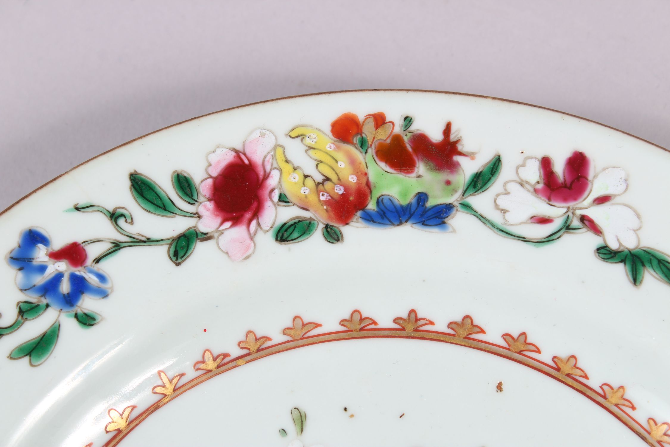 A CHINESE 18TH CENTURY QIAN LONG PORCELAIN PLATE, decorated with colourful floral sprays, 23cm - Image 3 of 4