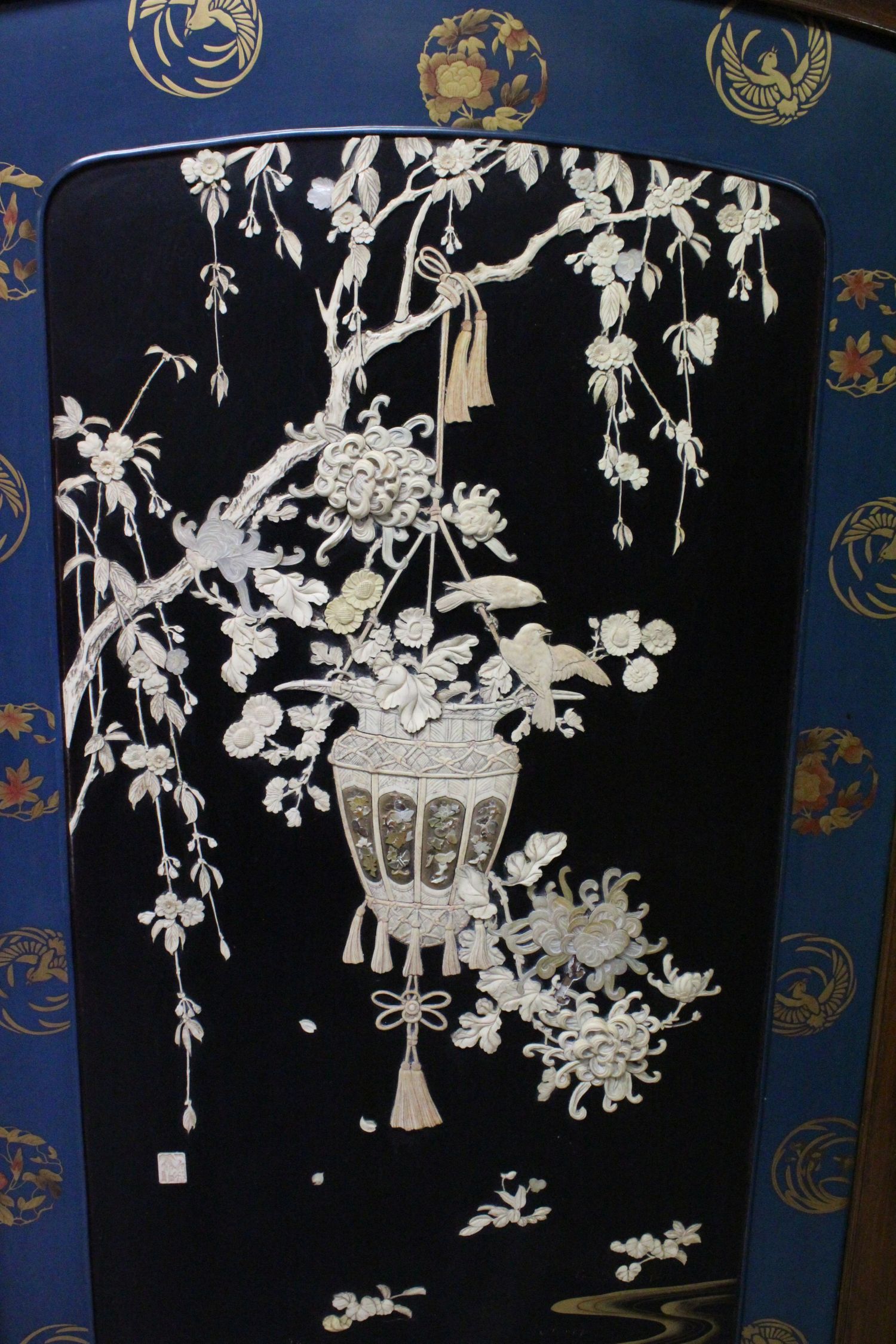 A LARGE JAPANESE MEIJI PERIOD TWO-FOLD HARDWOOD & SHIBAYAMA SCREEN, the panels decorated in high - Image 2 of 9