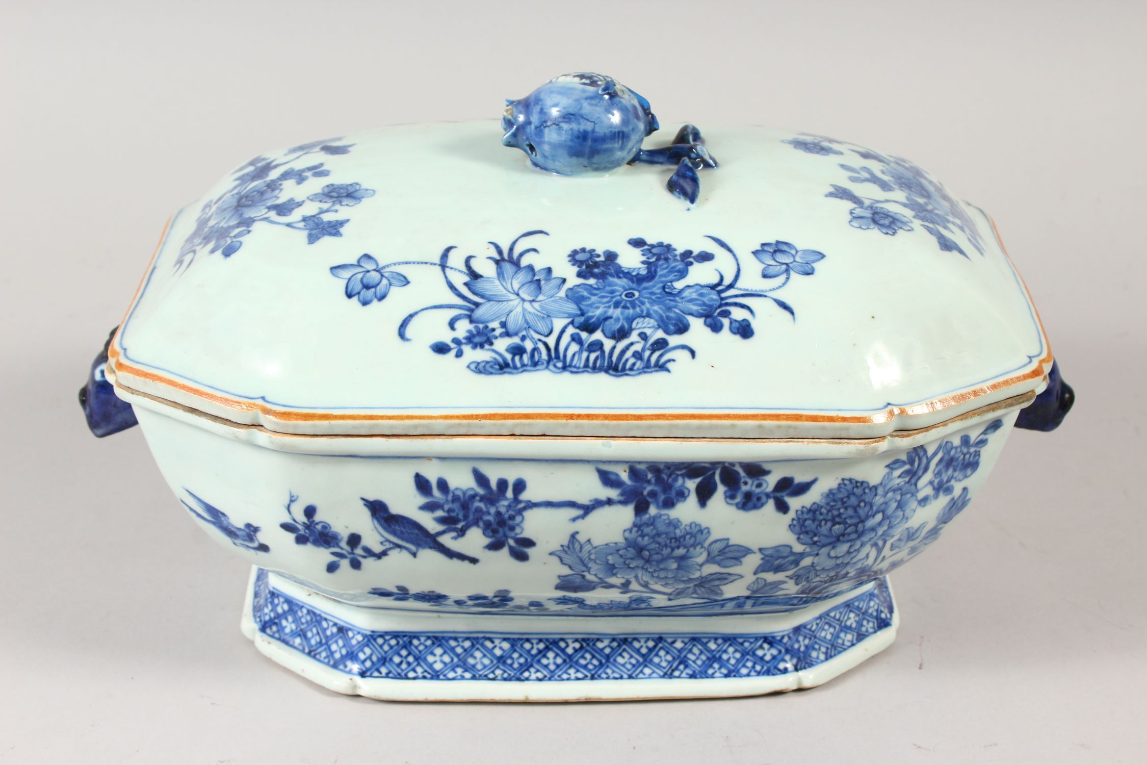 AN 18TH CENTURY CHINESE QIANLONG PERIOD BLUE & WHITE PORCELAIN TUREEN & COVER, of chamfered - Image 3 of 6