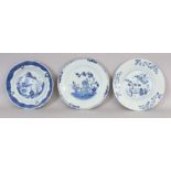 A GROUP OF THREE 18TH CENTURY CHINESE BLUE & WHITE PORCELAIN PLATES, the largest diameter 22cm.