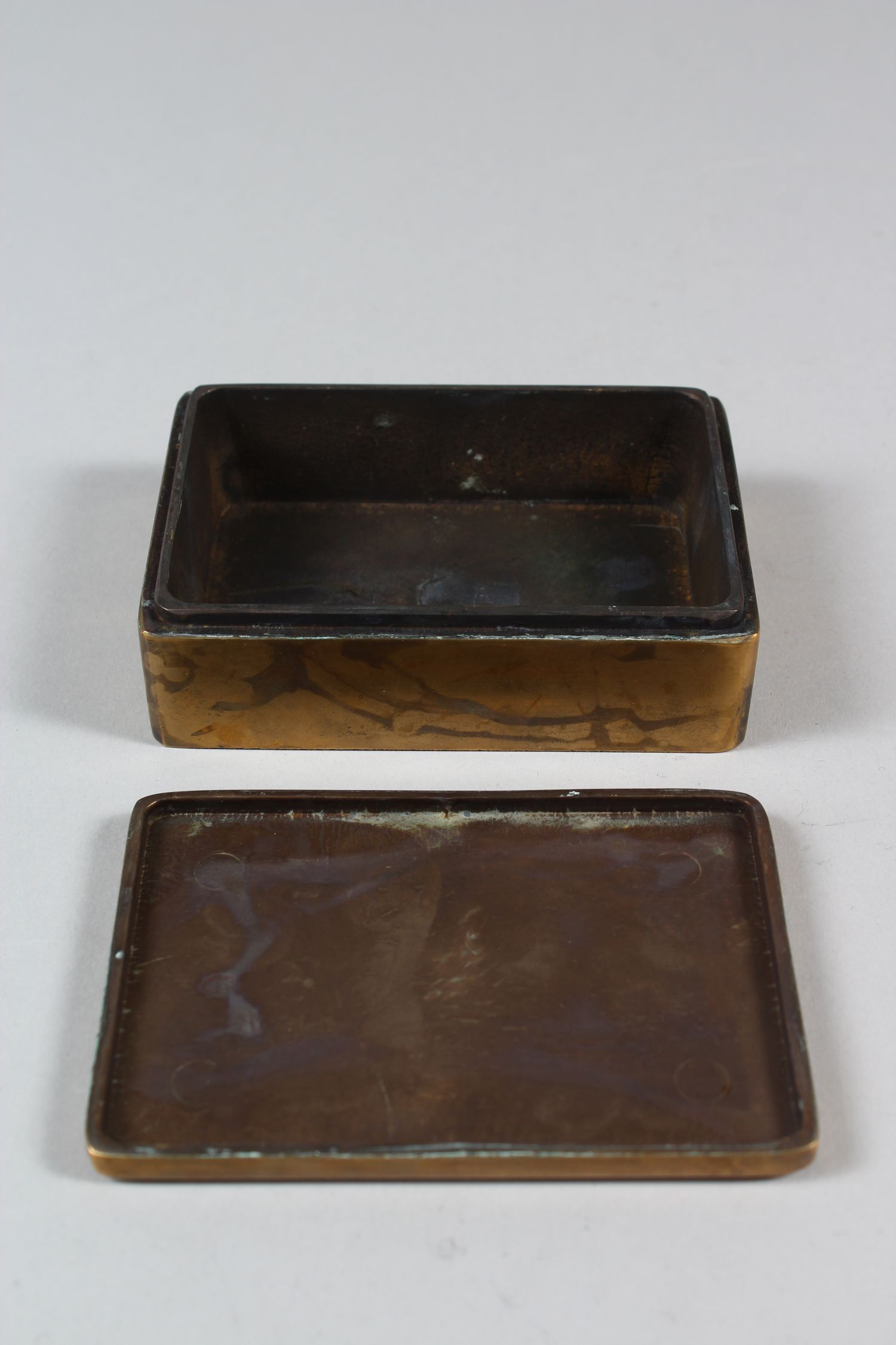 A CHINESE BRONZE INK BOX, WITH CARVED AND SIGNED LID, with scenes of warriors around trees, 10cm - Image 4 of 4