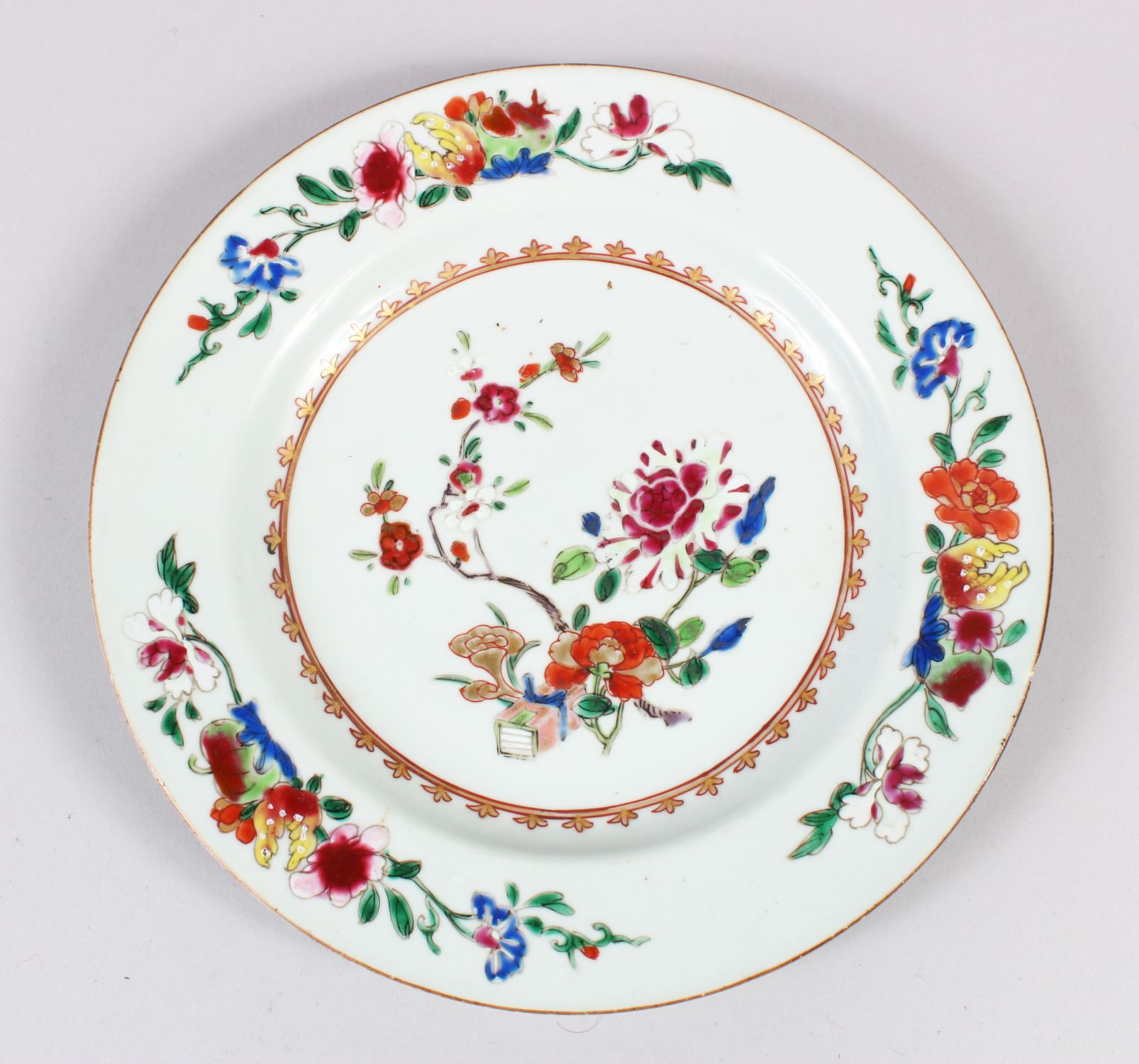 A CHINESE 18TH CENTURY QIAN LONG PORCELAIN PLATE, decorated with colourful floral sprays, 23cm