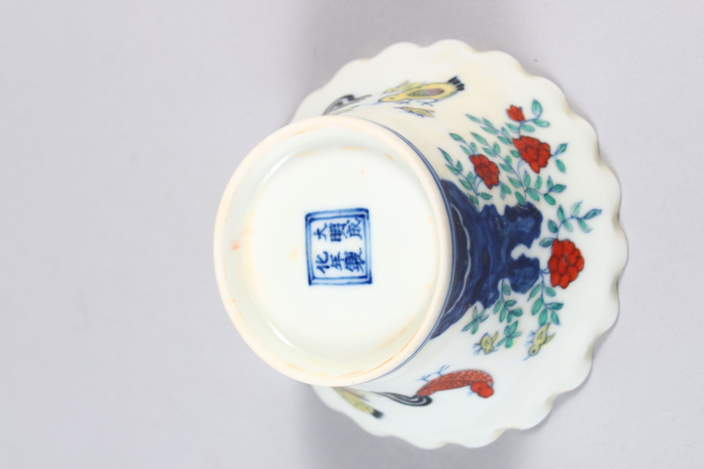 A CHINESE DOUCAI PORCELAIN BOWL, with pleated rim, decorated with roosters and flora, six- - Image 6 of 7