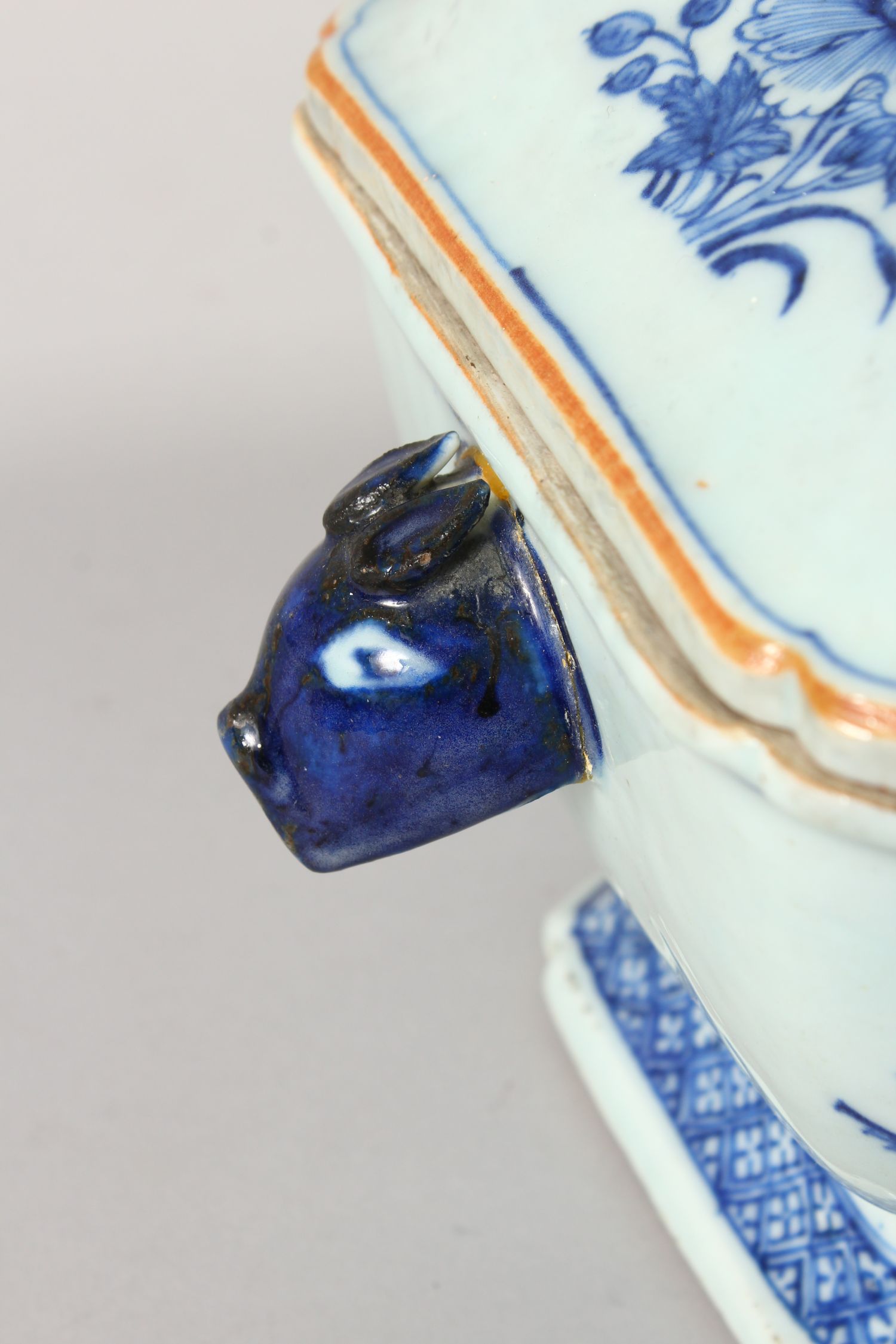 AN 18TH CENTURY CHINESE QIANLONG PERIOD BLUE & WHITE PORCELAIN TUREEN & COVER, of chamfered - Image 4 of 6