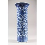 A 19TH CENTURY CHINESE BLUE & WHITE PORCELAIN VASE, the cylindrical sides painted with formal