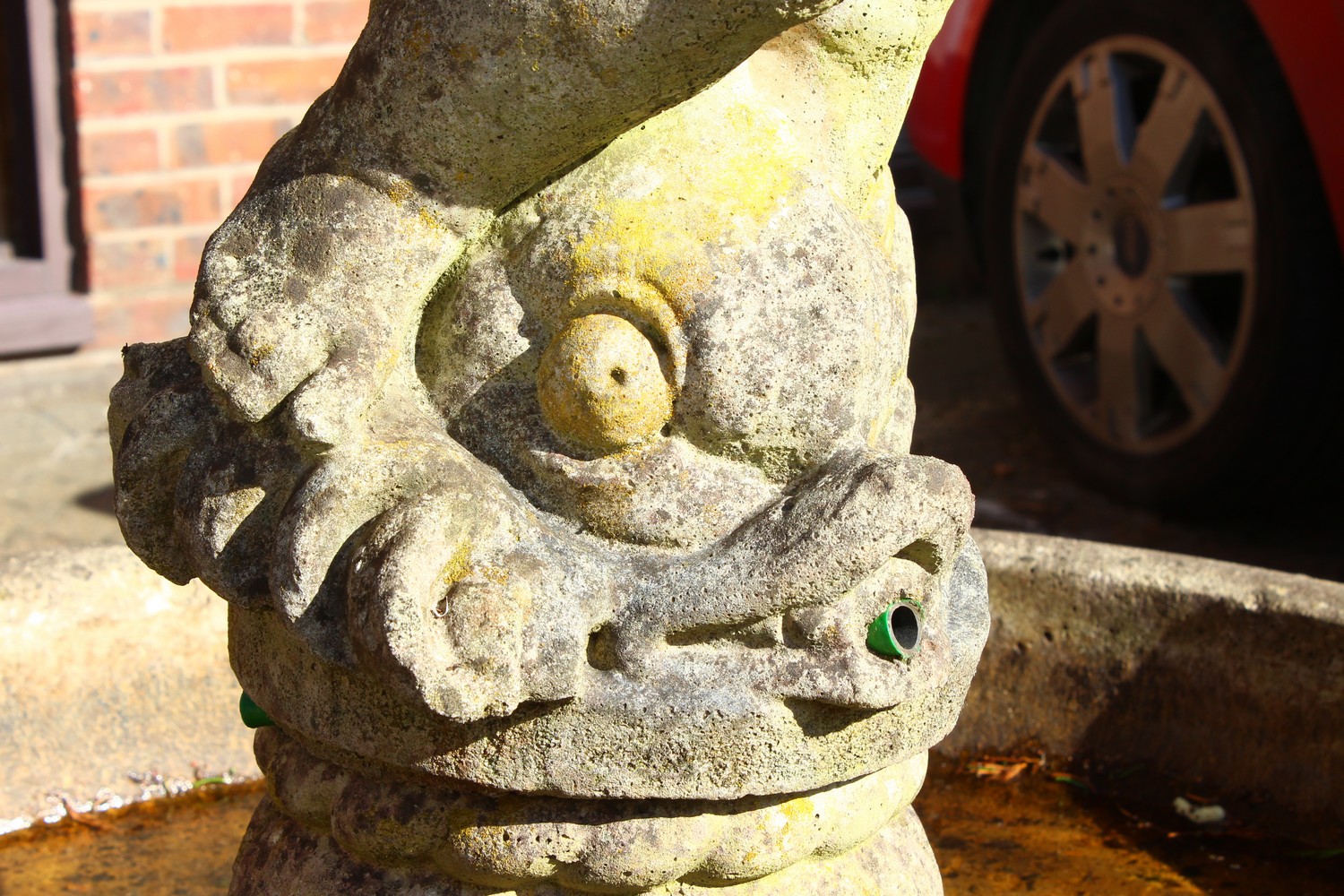 A LARGE CLASSICAL STYLE RECONSTITUTED STONE GARDEN FOUNTAIN, with a standing cherub, circular bowl - Image 3 of 7