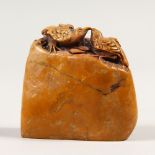 A SMALL CHINESE SOAPSTONE SEAL, carved with two birds. 6cms wide.