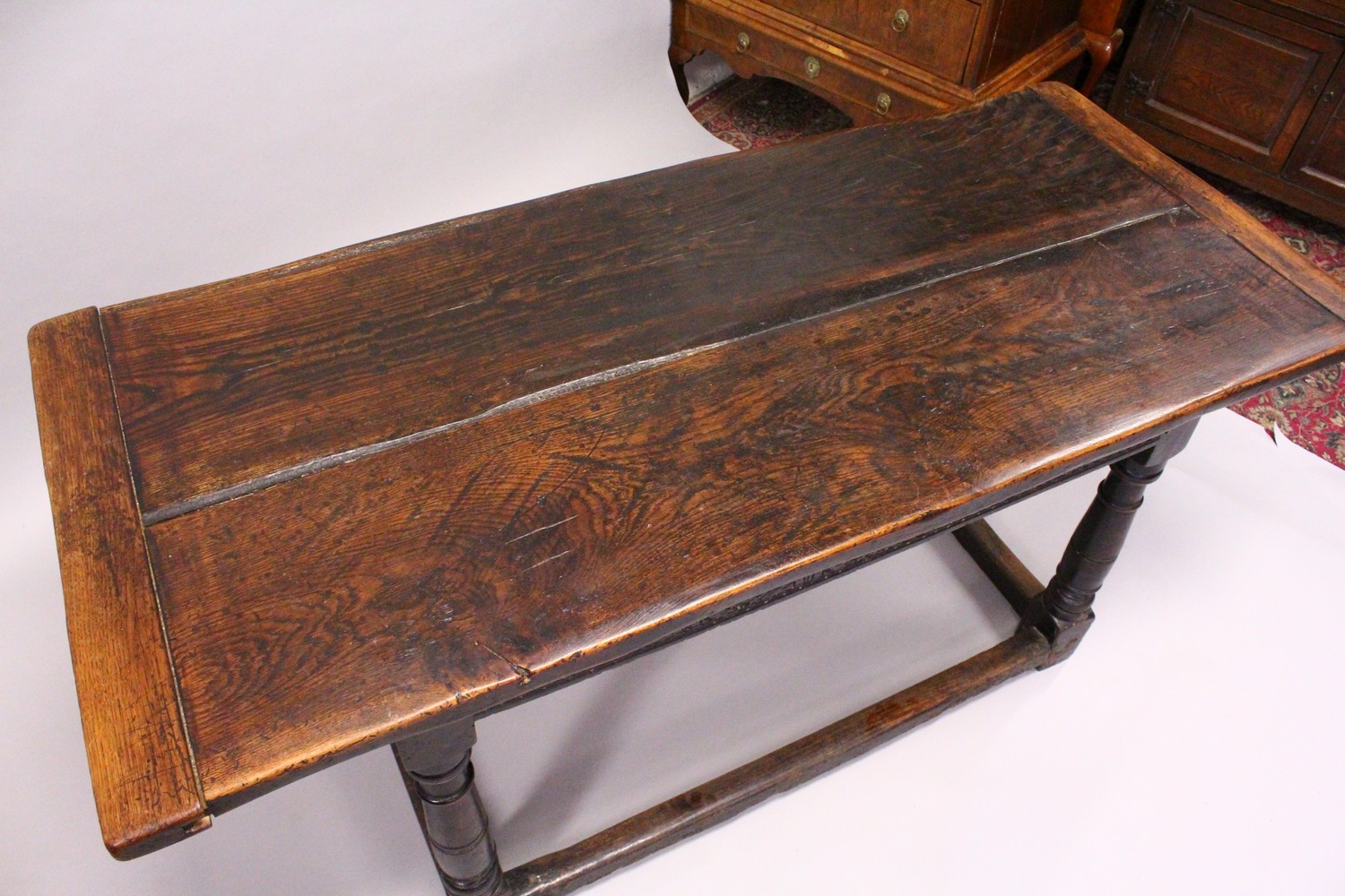 AN 18TH CENTURY OAK REFECTORY DINING TABLE, with a cleated twin plank top, on gun barrel turned legs - Image 6 of 14