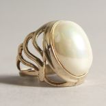 A SILVER AND PEARL RING.