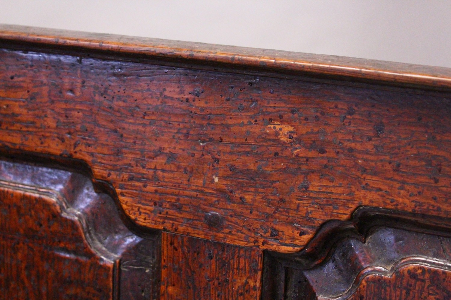 AN 18TH CENTURY OAK SETTLE, with a four panel back, curving arms, solid seat, on cabriole front - Image 2 of 13